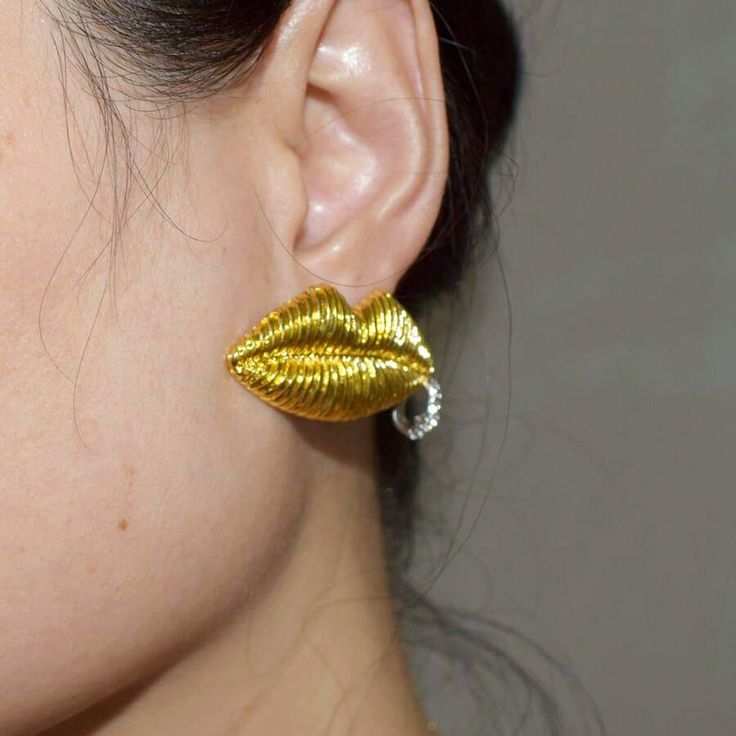 A pair of classic lip design metal earrings, suitable for women's daily wear, birthday gift