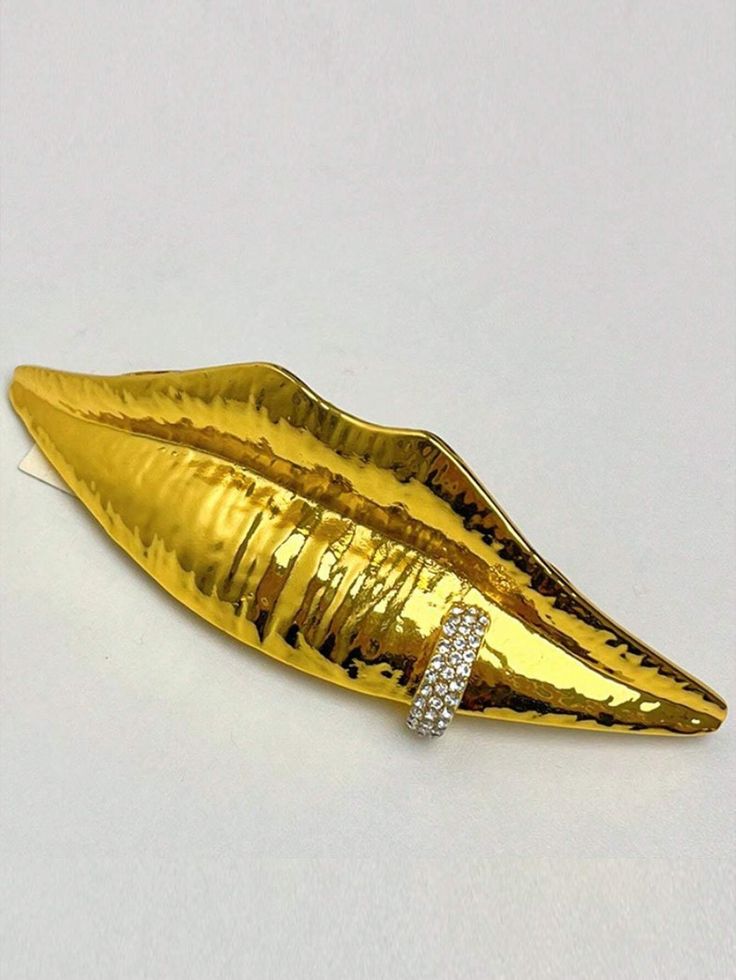 Unique retro design big lip ring decoration one piece fashion stylish metal ring suitable for women daily wear