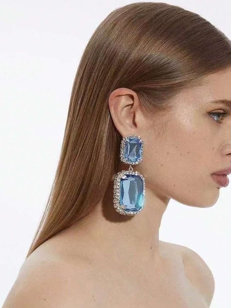A pair of simple diamond designed square earrings, a fashion accessory suitable for women's daily wear and as souvenirs.