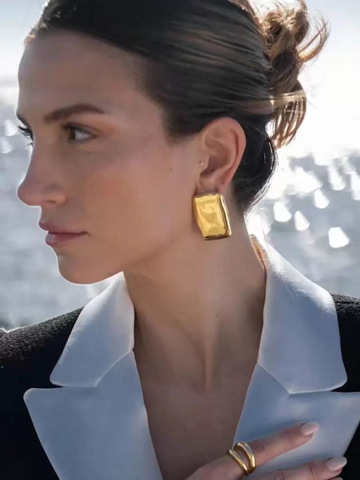 A pair of simple and elegant European and American style rectangular asymmetric earrings for women for daily wear, holiday and festive occasions