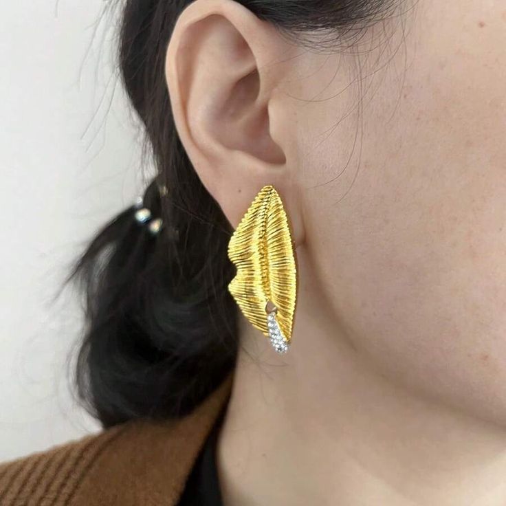 A pair of classic lip design metal earrings, suitable for women's daily wear, birthday gift