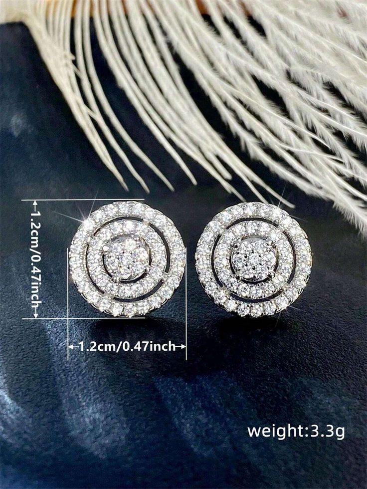 A pair of wreath earrings for women for parties and different occasions as gifts such as Mother's Day, Valentine's Day, Mother's Day, wedding anniversaries