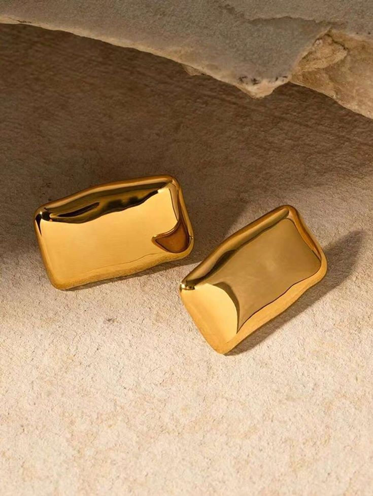 A pair of simple and elegant European and American style rectangular asymmetric earrings for women for daily wear, holiday and festive occasions