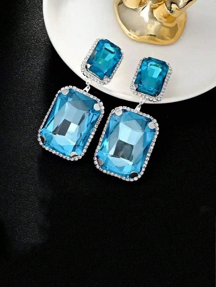 A pair of simple diamond designed square earrings, a fashion accessory suitable for women's daily wear and as souvenirs.