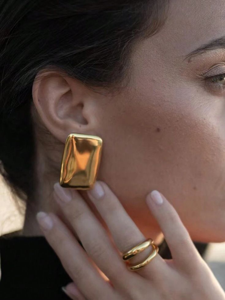 A pair of simple and elegant European and American style rectangular asymmetric earrings for women for daily wear, holiday and festive occasions