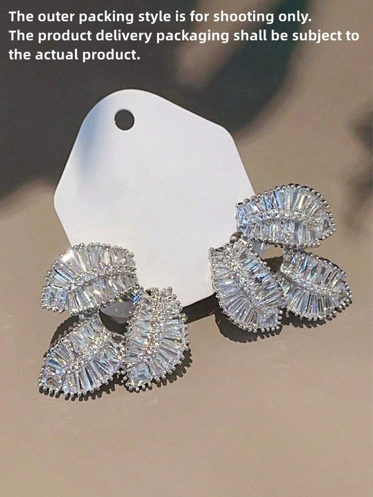 A pair of elegant cubic zirconia stud earrings for women, suitable for wedding, engagement, celebration, Valentine's Day, a special gift for mom and Mother's Day