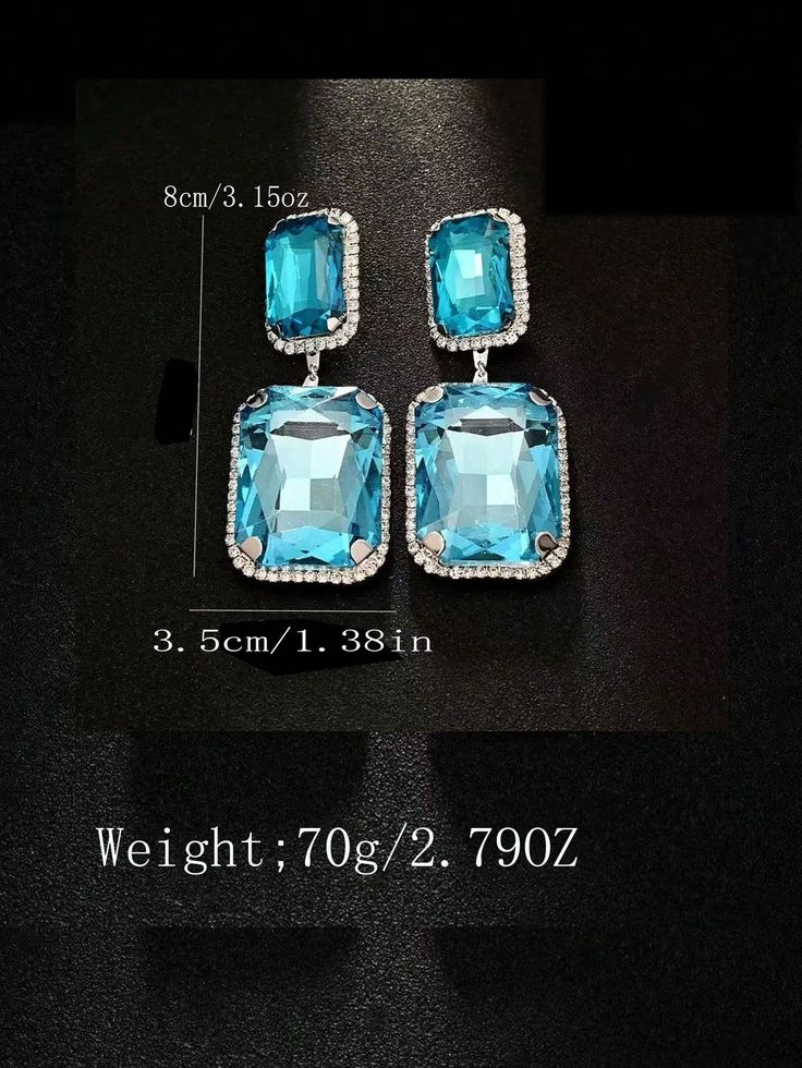 A pair of simple diamond designed square earrings, a fashion accessory suitable for women's daily wear and as souvenirs.