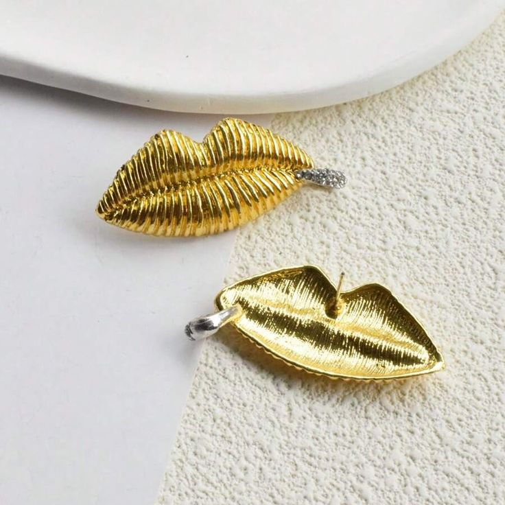 A pair of classic lip design metal earrings, suitable for women's daily wear, birthday gift
