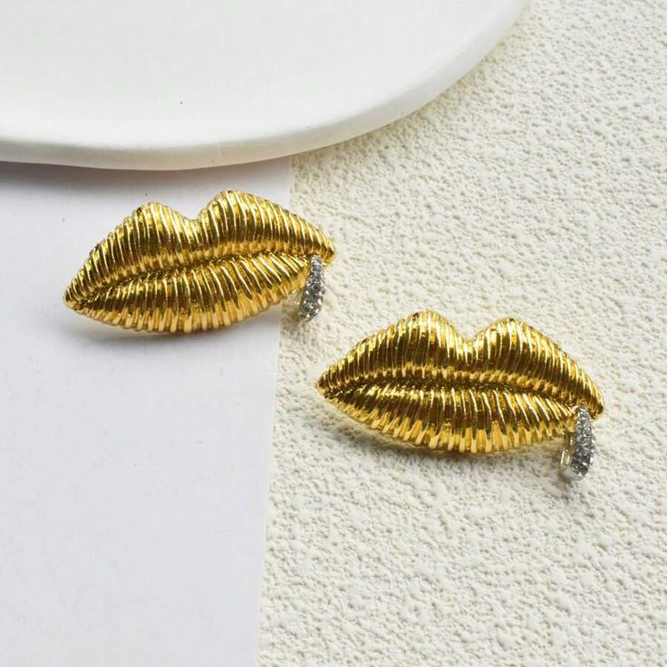 A pair of classic lip design metal earrings, suitable for women's daily wear, birthday gift