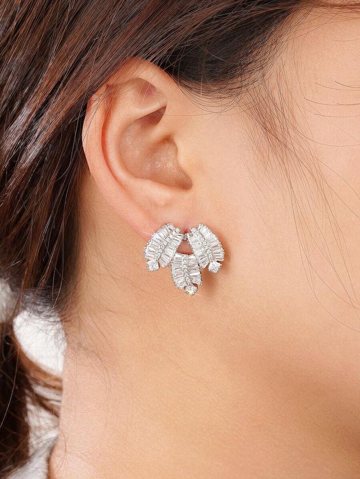 A pair of elegant cubic zirconia stud earrings for women, suitable for wedding, engagement, celebration, Valentine's Day, a special gift for mom and Mother's Day