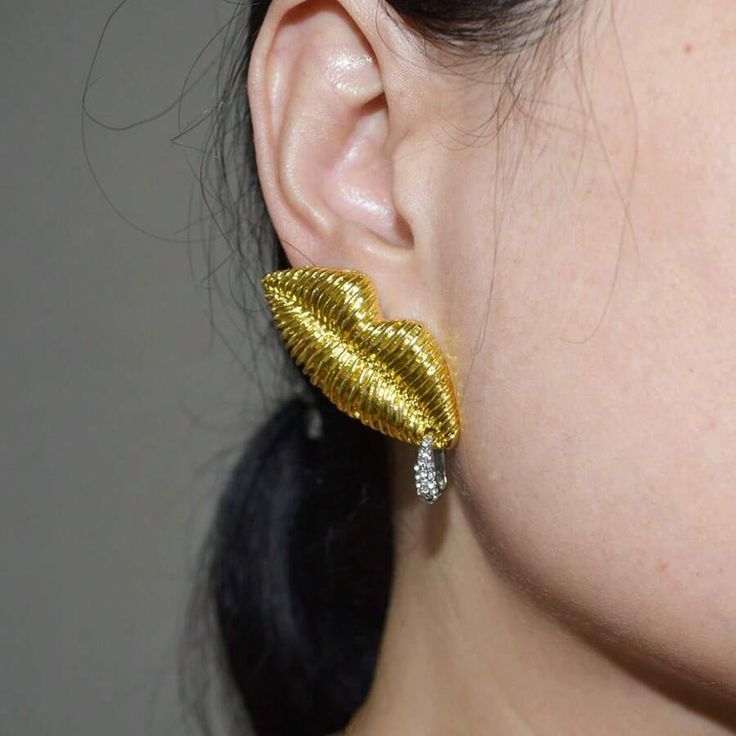 A pair of classic lip design metal earrings, suitable for women's daily wear, birthday gift