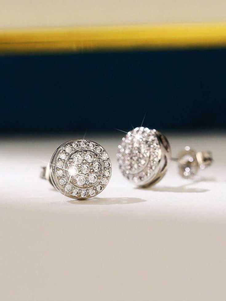A pair of wreath earrings for women for parties and different occasions as gifts such as Mother's Day, Valentine's Day, Mother's Day, wedding anniversaries