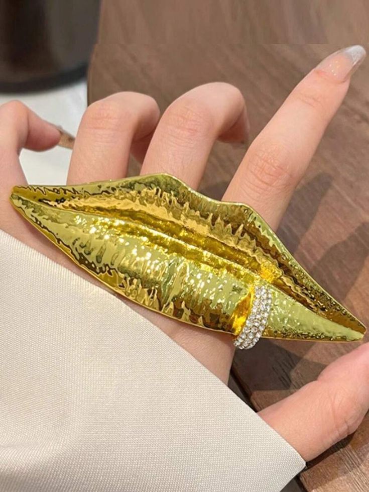 Unique retro design big lip ring decoration one piece fashion stylish metal ring suitable for women daily wear